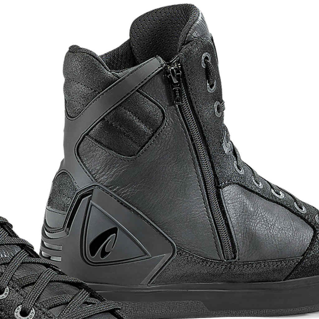 Forma Hyper motorcycle boots black zip